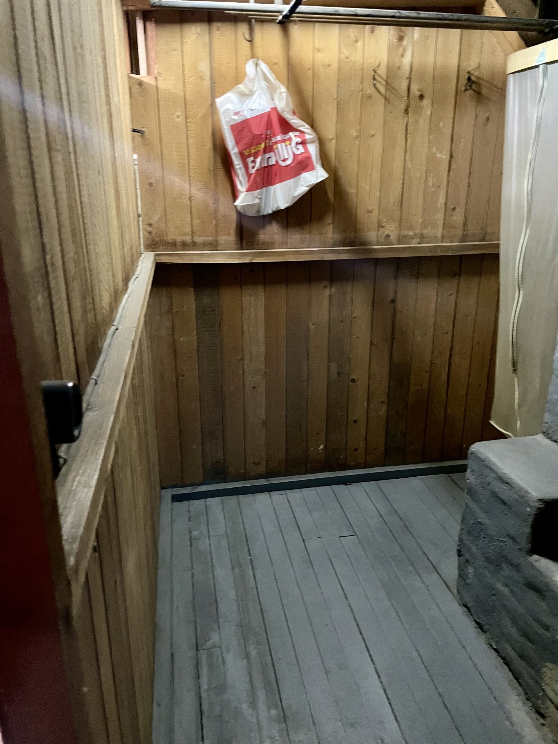Det er vanskelig å ta gode bilder av en bod, men denne er altså på ca 6 kvadrat, og er genial for (vinter-)tøy, kofferter og annet småting du ikke trenger i hverdagen